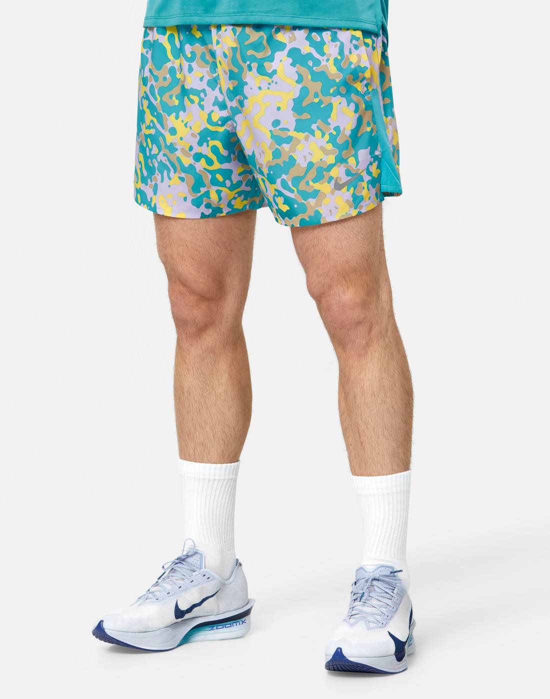 Men's Nike Challenger 5in Print Woven Shorts in Green/Silver | Medium