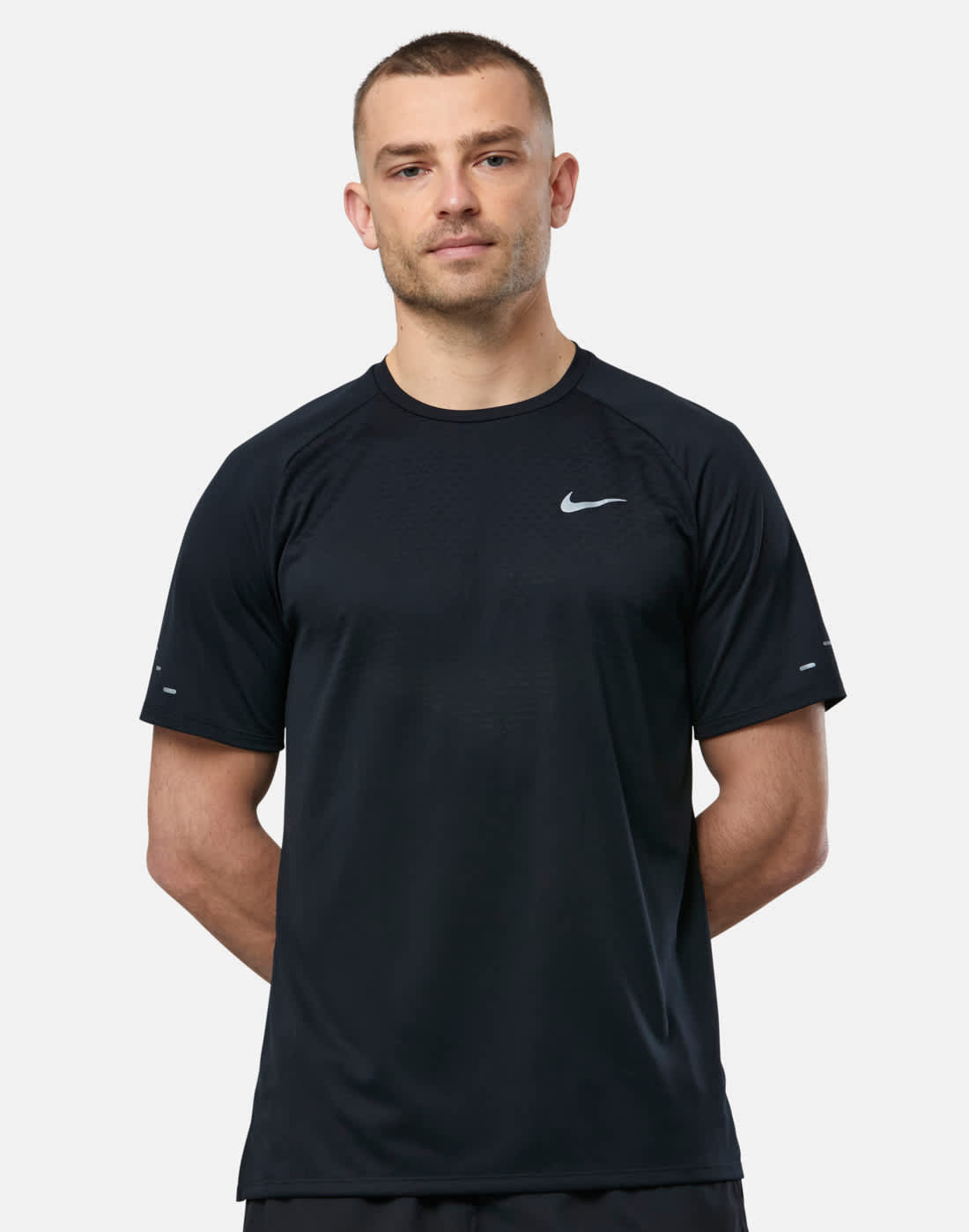 Men's Nike Stride T-Shirt in Black/Silver | Medium