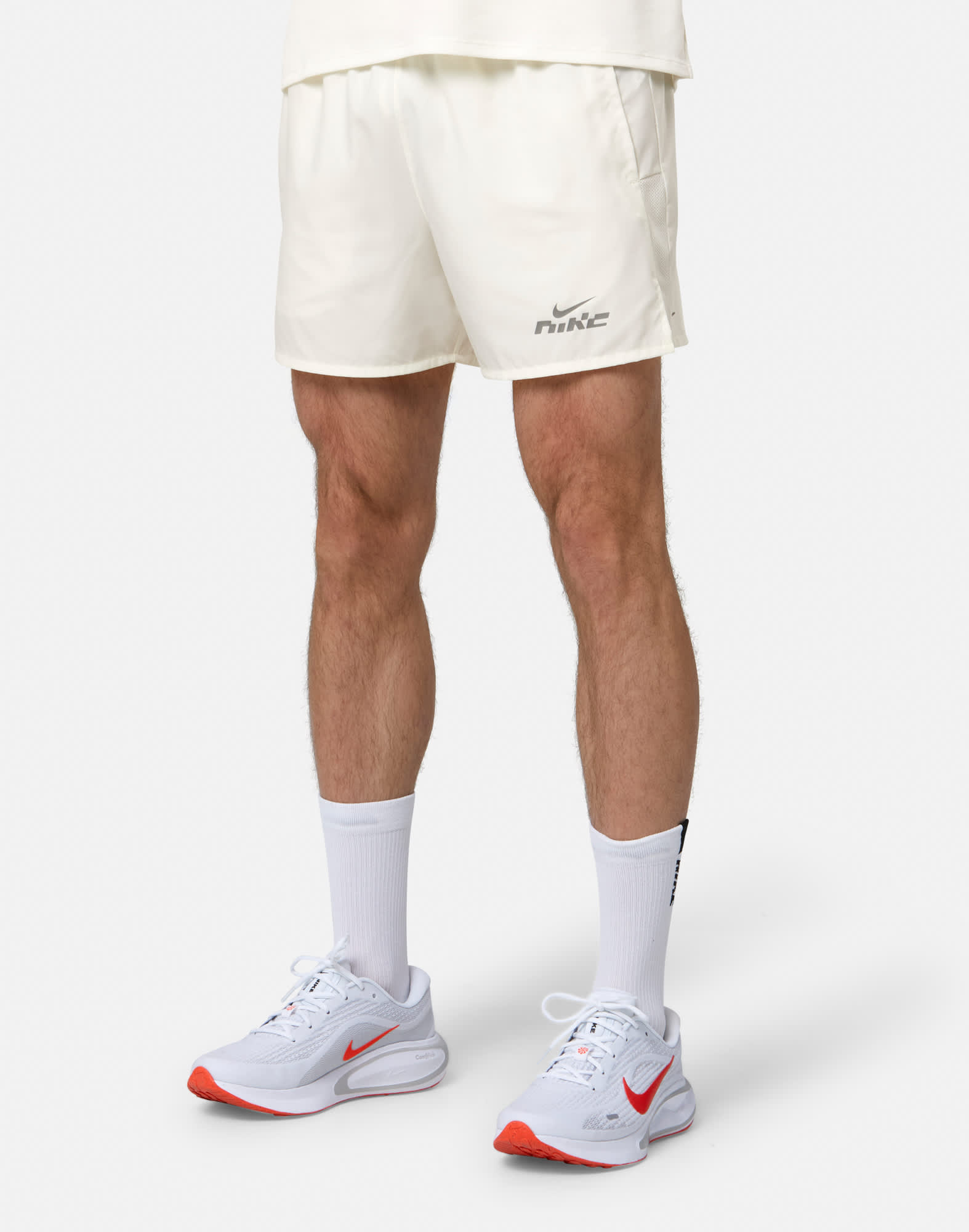 Men's Nike 5in Challenger Flash Woven Shorts in White/Silver | Large