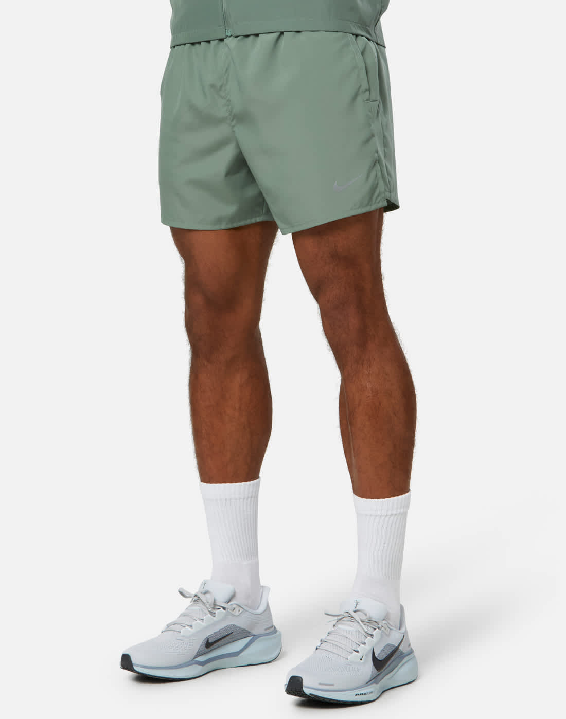 Men's Nike Challenger 5in Shorts in Green | Small